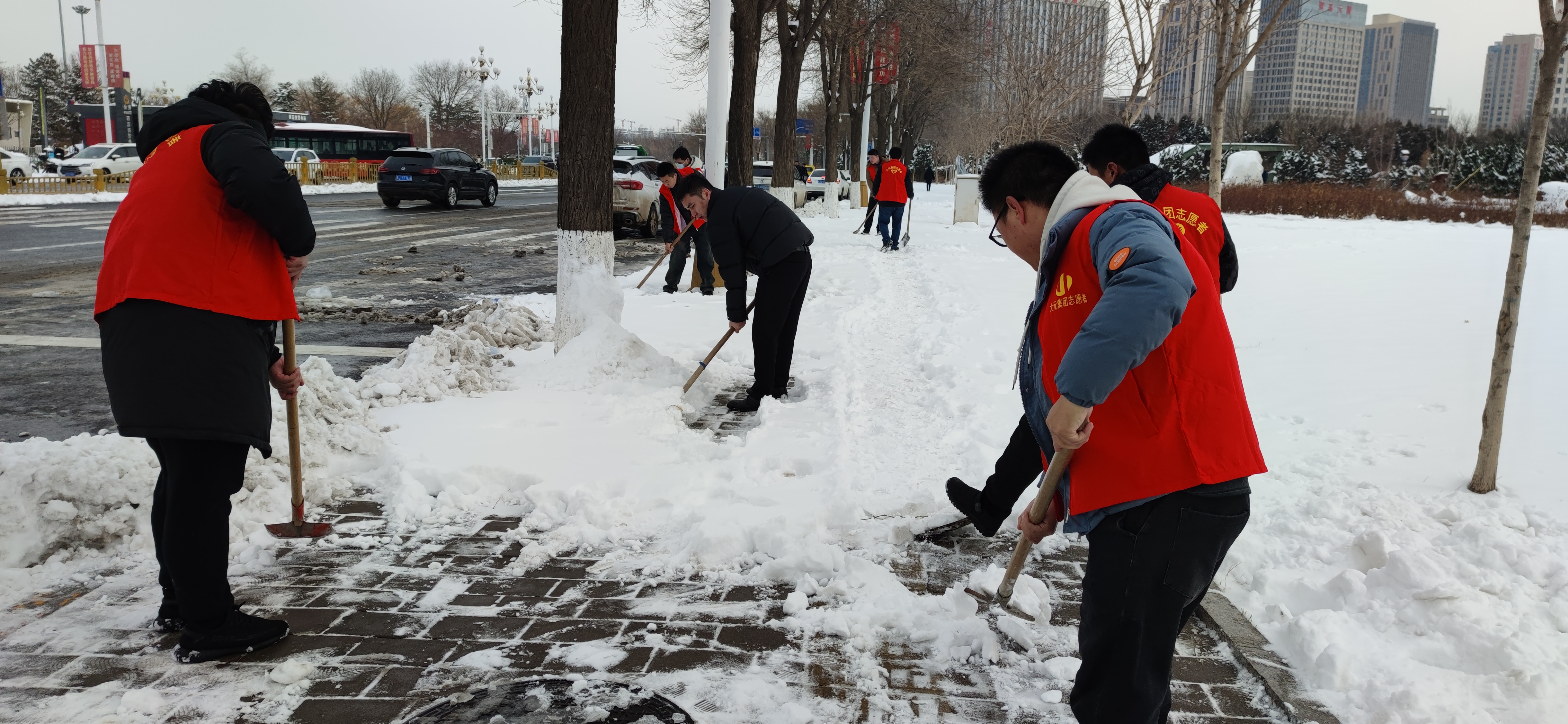 五建总公司积极组织开展扫雪除冰工作